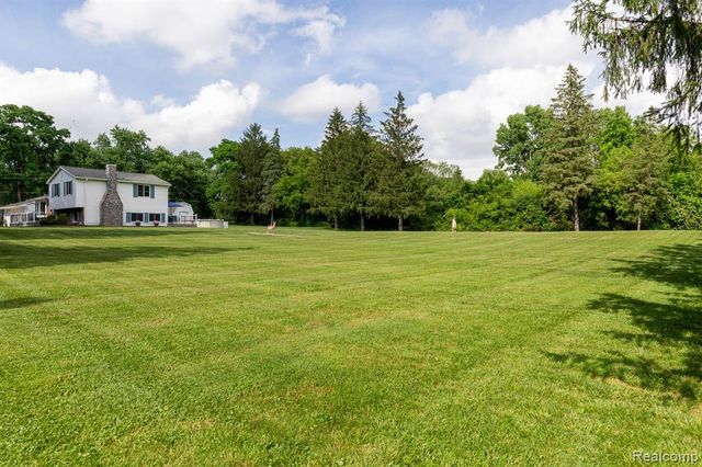 9026 Woodside Road, Northville, MI 48167