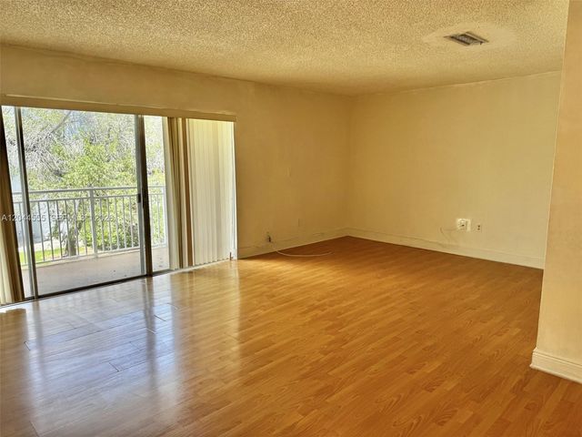 9371 Fontainebleau Boulevard I229, Miami, FL 33172