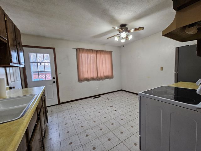 1207 Rolling Meadows Road, Marshalltown, IA 50158