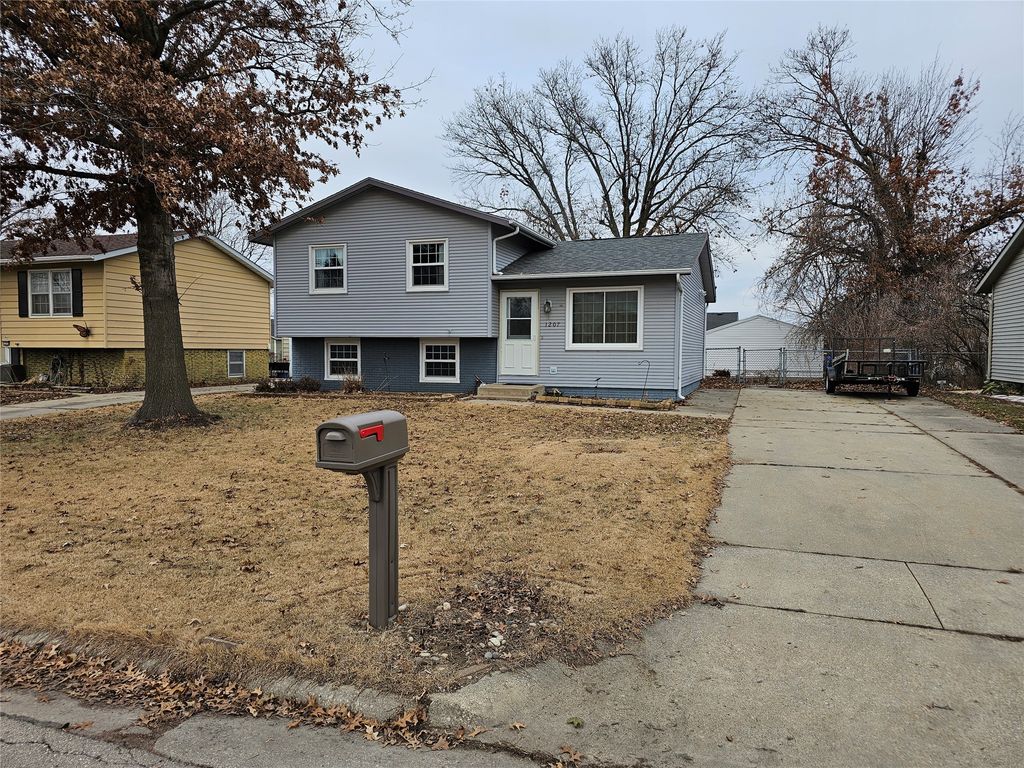 1207 Rolling Meadows Road, Marshalltown, IA 50158