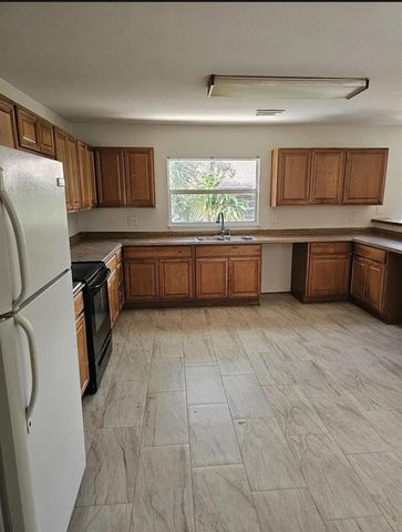 2013 SE Dock Street, West Palm Beach, FL 33401