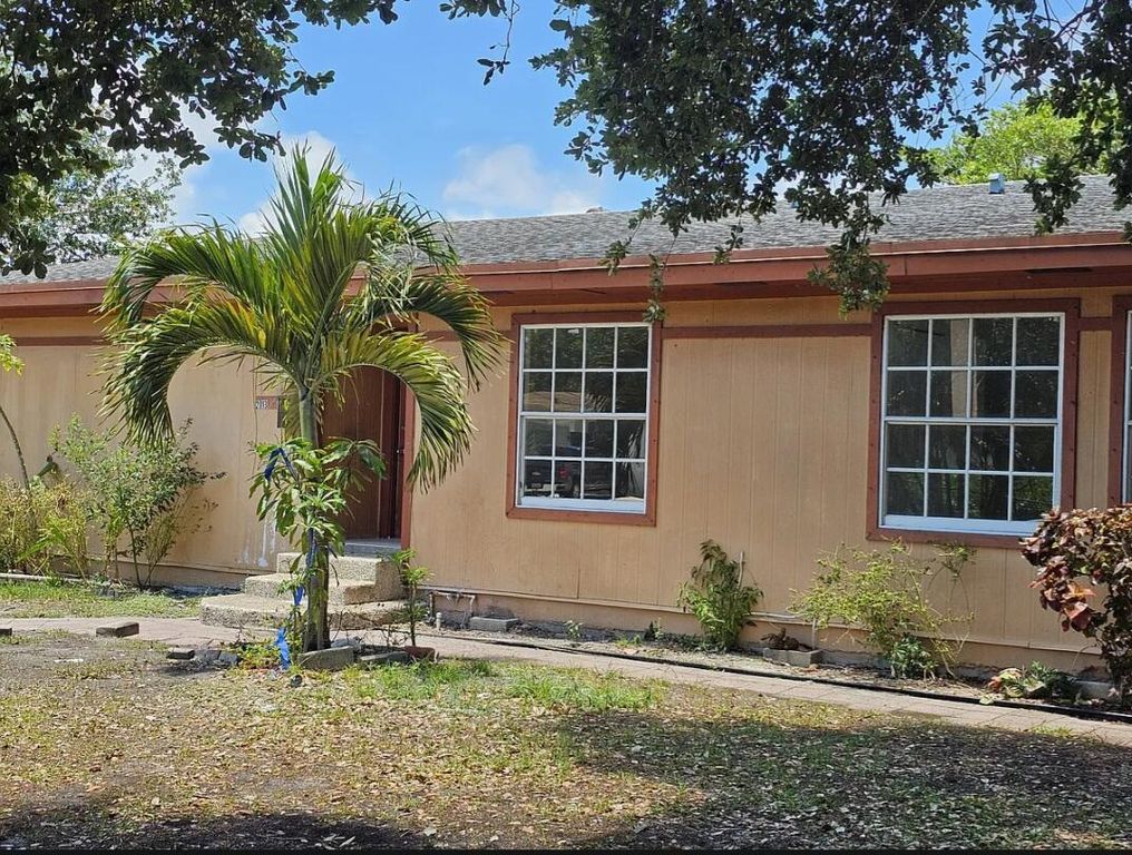 2013 SE Dock Street, West Palm Beach, FL 33401