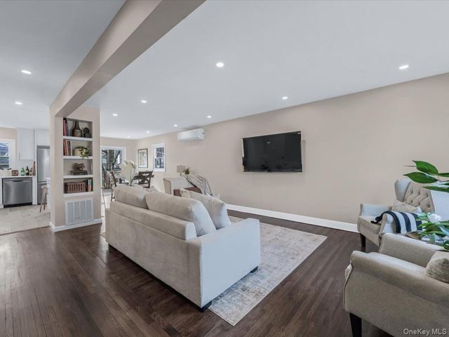 10514 Van Wyck Expressway, Richmond Hill S., NY 11419