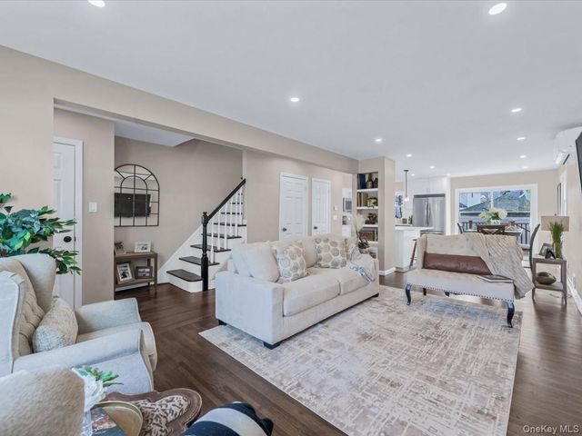 10514 Van Wyck Expressway, Richmond Hill S., NY 11419