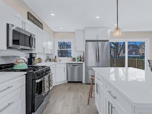 10514 Van Wyck Expressway, Richmond Hill S., NY 11419