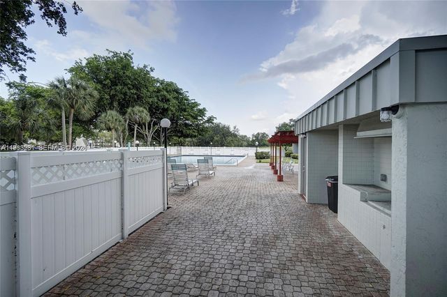 3100 W Rolling Hills Cir 403, Davie, FL 33328