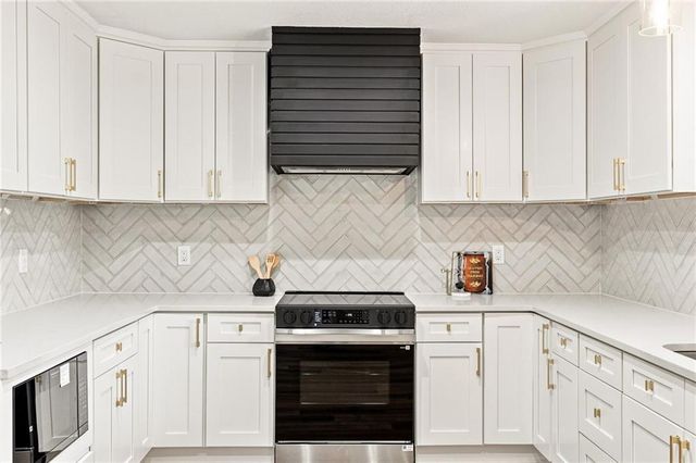 10140 Mackey Street, Overland Park, KS 66212