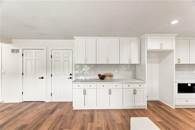 10140 Mackey Street, Overland Park, KS 66212