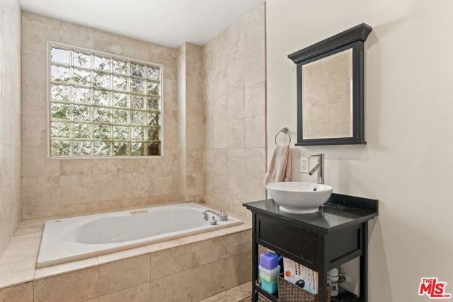 2132 Laurel Canyon Boulevard, Los Angeles, CA 90046