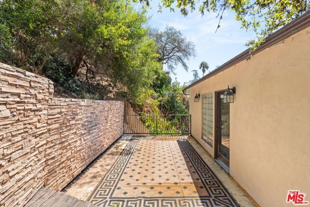 2132 Laurel Canyon Boulevard, Los Angeles, CA 90046