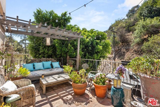 2132 Laurel Canyon Boulevard, Los Angeles, CA 90046