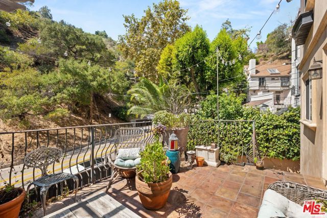 2132 Laurel Canyon Boulevard, Los Angeles, CA 90046