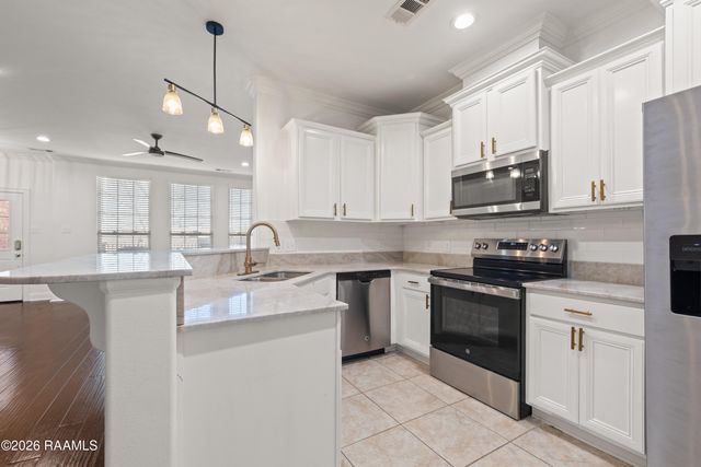 102 Stonehurst Drive, Youngsville, LA 70592