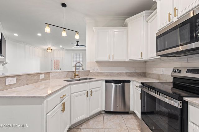 102 Stonehurst Drive, Youngsville, LA 70592