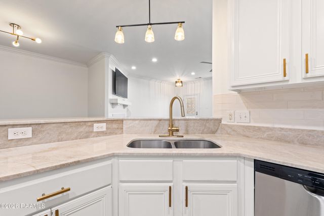 102 Stonehurst Drive, Youngsville, LA 70592