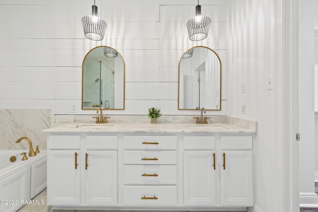 102 Stonehurst Drive, Youngsville, LA 70592