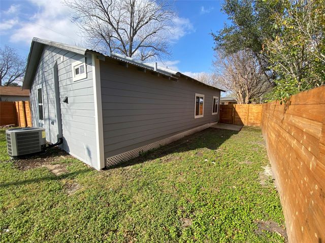241 Benbo ST, Seguin, TX 78155
