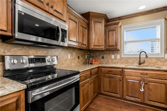 10312 N Tullis Drive, Kansas City, MO 64157