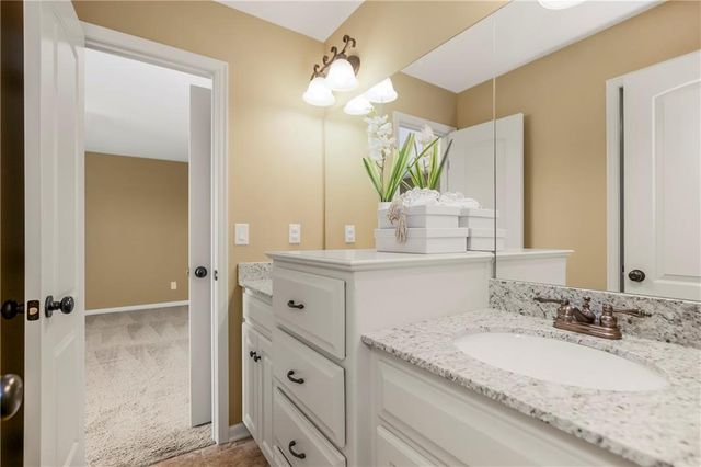 10312 N Tullis Drive, Kansas City, MO 64157