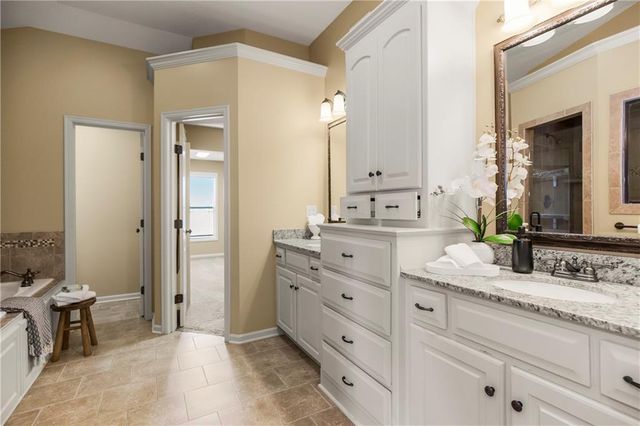 10312 N Tullis Drive, Kansas City, MO 64157