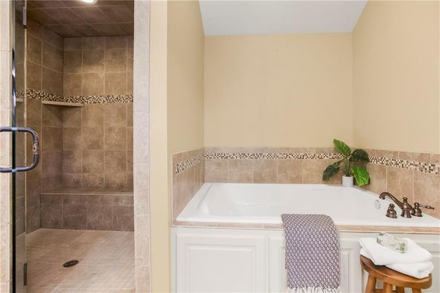 10312 N Tullis Drive, Kansas City, MO 64157