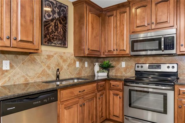 10312 N Tullis Drive, Kansas City, MO 64157