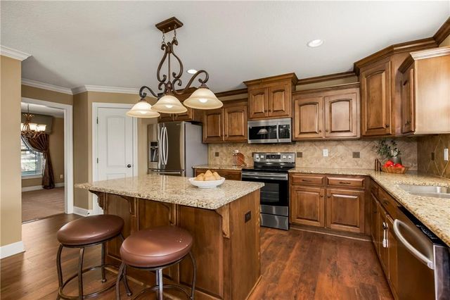 10312 N Tullis Drive, Kansas City, MO 64157