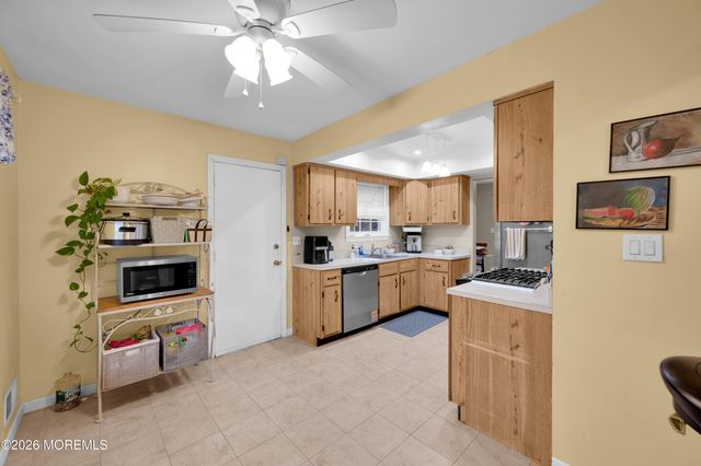 7 Deck Court, Howell, NJ 07731