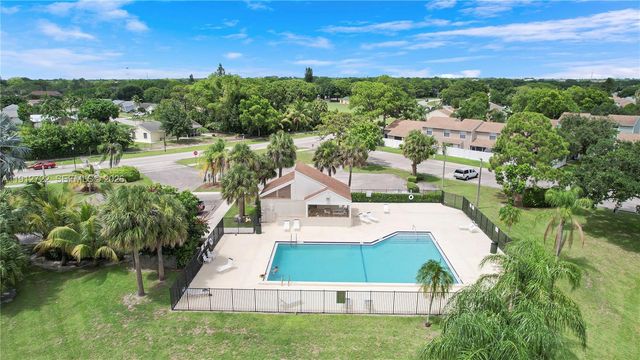 301 Lakewood Drive 8A, Jupiter, FL 33458
