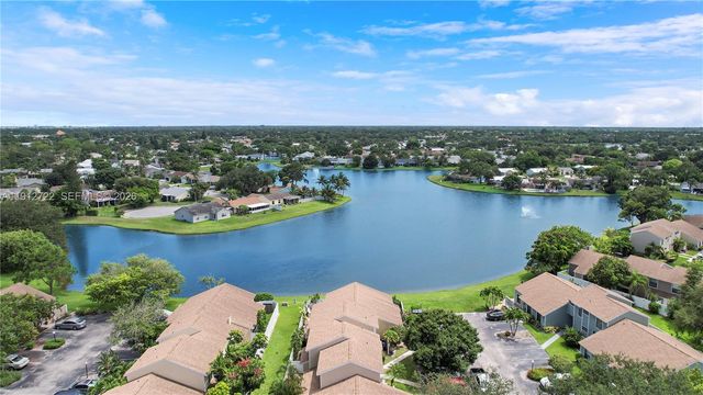 301 Lakewood Drive 8A, Jupiter, FL 33458