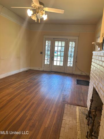 118 E Monroe Avenue, Greenwood, MS 38930