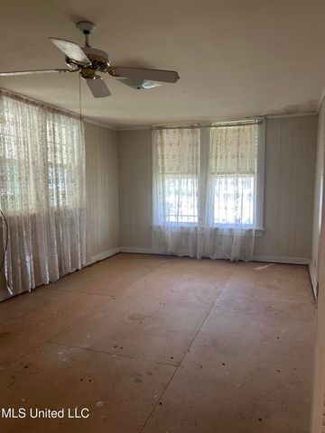 118 E Monroe Avenue, Greenwood, MS 38930