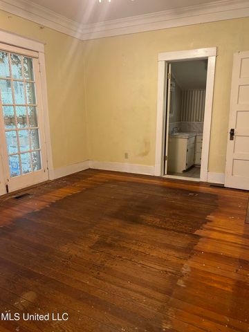 118 E Monroe Avenue, Greenwood, MS 38930