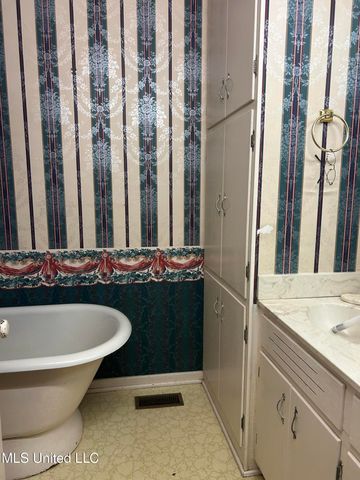 118 E Monroe Avenue, Greenwood, MS 38930
