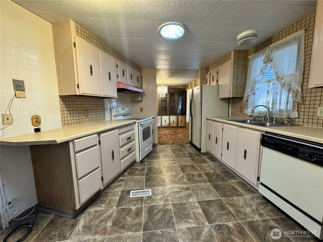 2430 Meadowlark Lane, Kelso, WA 98626