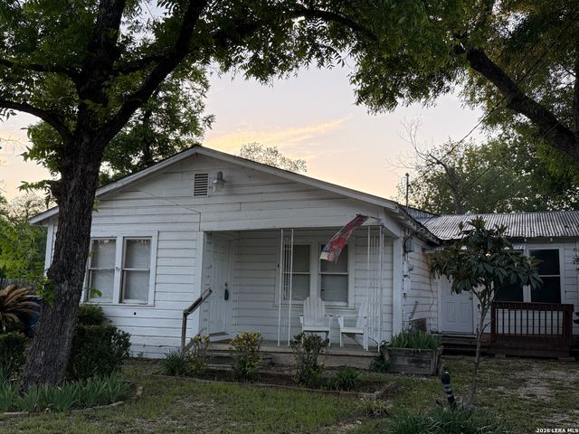 1828 W MILL ST, New Braunfels, TX 78130