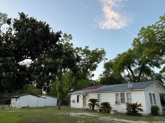 1828 W MILL ST, New Braunfels, TX 78130