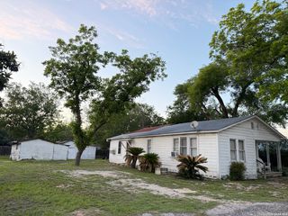1828 W MILL ST, New Braunfels, TX 78130