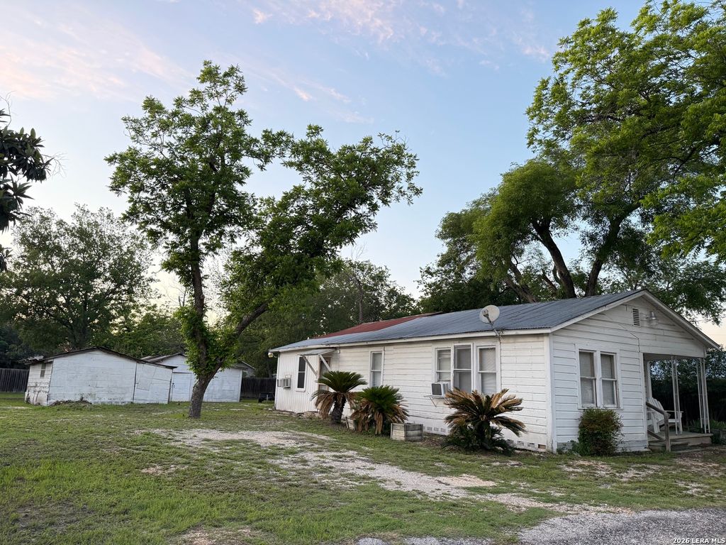 1828 W MILL ST, New Braunfels, TX 78130