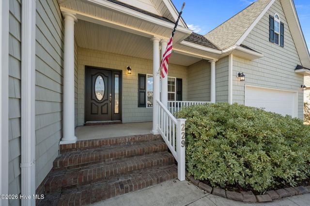 229 Wedgefield Circle, Maple Hill, NC 28454