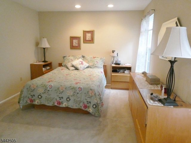 92 Stonehedge Court, Franklin Twp., NJ 08873