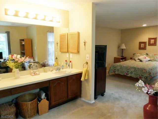 92 Stonehedge Court, Franklin Twp., NJ 08873