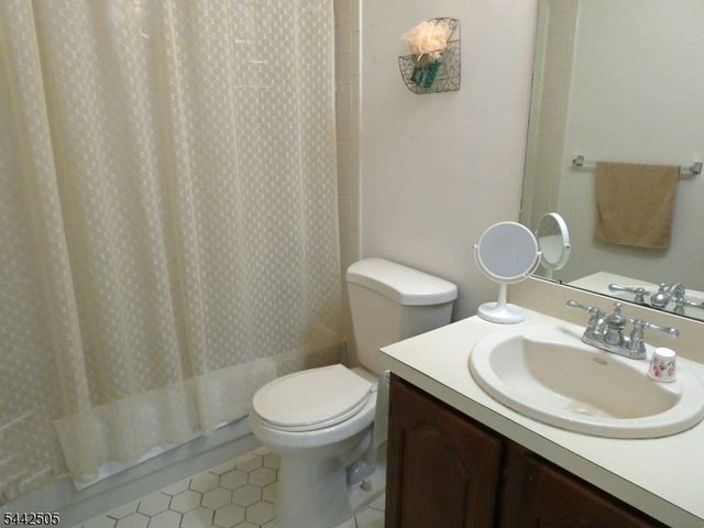 92 Stonehedge Court, Franklin Twp., NJ 08873