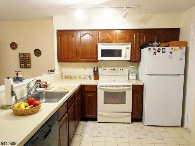 92 Stonehedge Court, Franklin Twp., NJ 08873