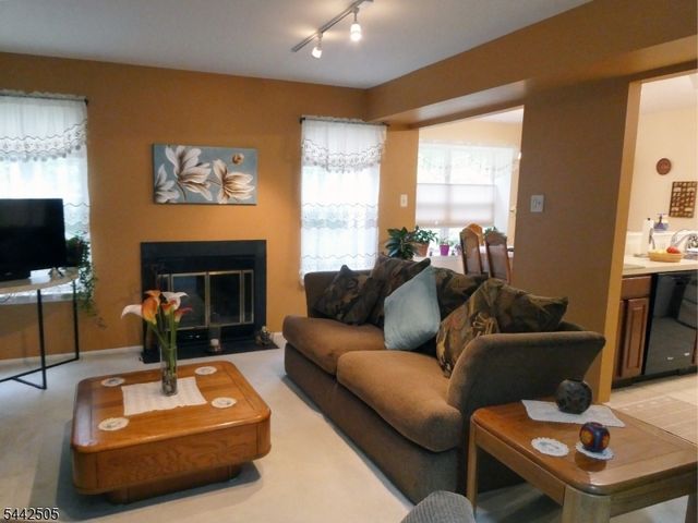 92 Stonehedge Court, Franklin Twp., NJ 08873
