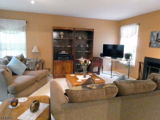92 Stonehedge Court, Franklin Twp., NJ 08873