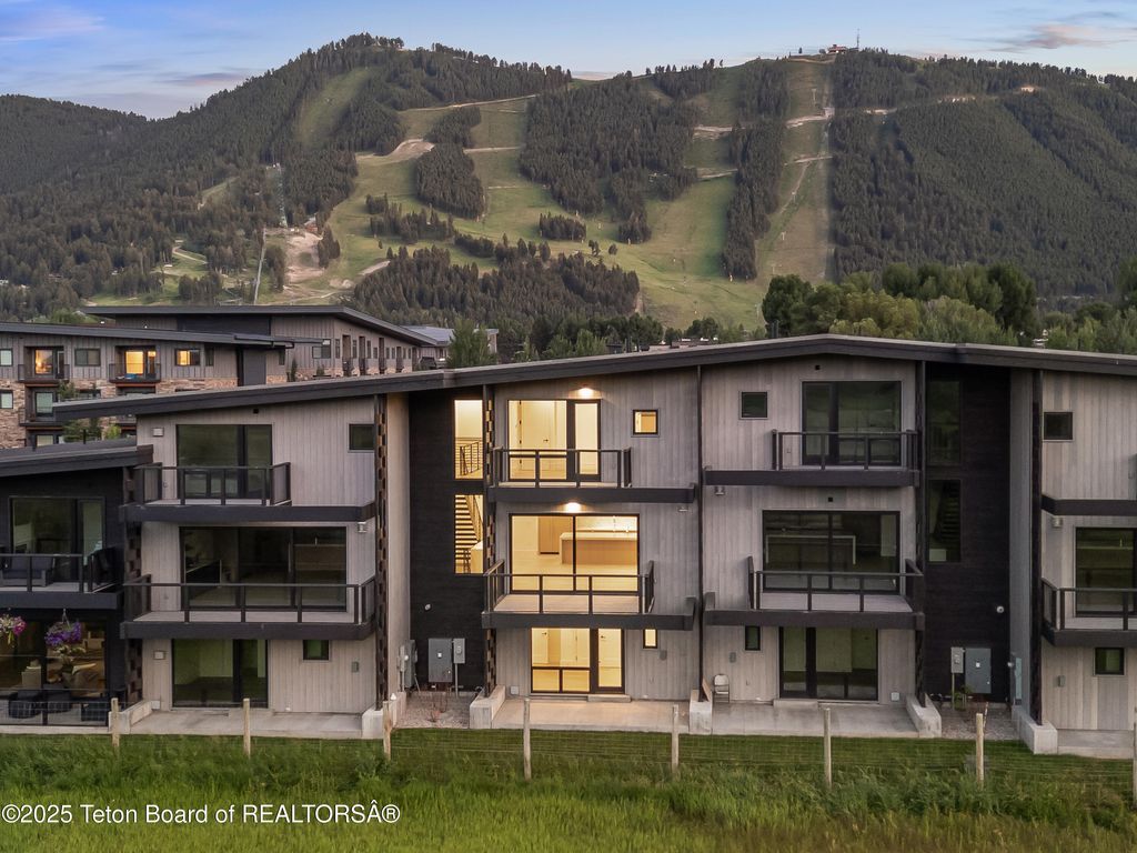 414 HIDDEN HOLLOW Drive, Jackson, WY 83001 photo 2