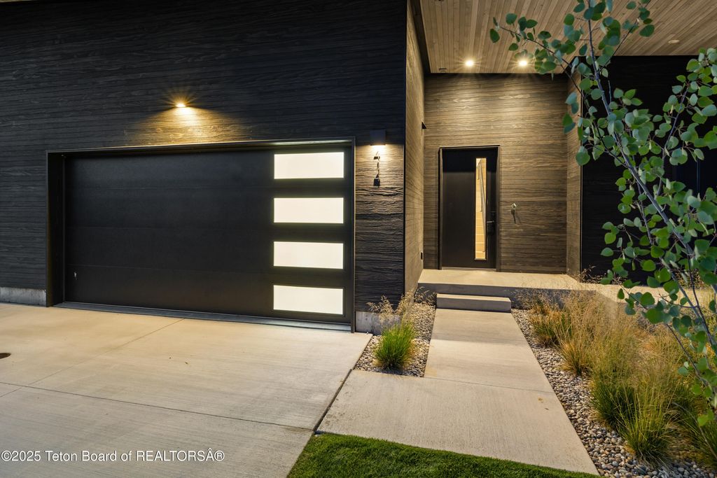 414 HIDDEN HOLLOW Drive, Jackson, WY 83001 photo 3