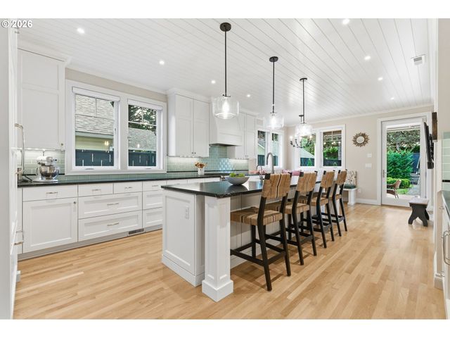 330 6TH St, Lake Oswego, OR 97034