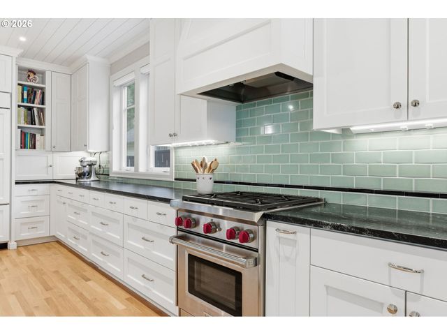 330 6TH St, Lake Oswego, OR 97034